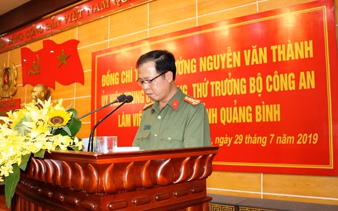 Đại tá Trần Hải Quân-Giám đốc Công an tỉnh Quảng Bình báo cáo với đồng chí Thứ trưởng Nguyễn Văn Thành và Đoàn công tác của Bộ Công an tại buổi làm việc.