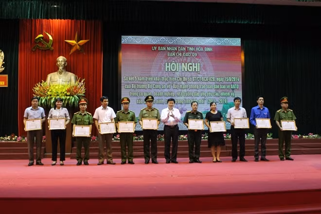 Đồng chí Nguyễn Văn Chương, Phó Chủ tịch UBND tỉnh Hòa Bình trao Bằng khen cho tập thể và cá nhân có thành tích xuất sắc.