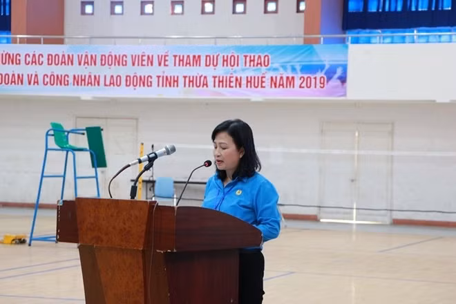 Bà Nguyễn Khoa Hoài Hương – TUV – Chủ tịch Liên đoàn lao động tỉnh phát biểu Khai mạc Hội thao Ảnh: Công đoàn Huế.