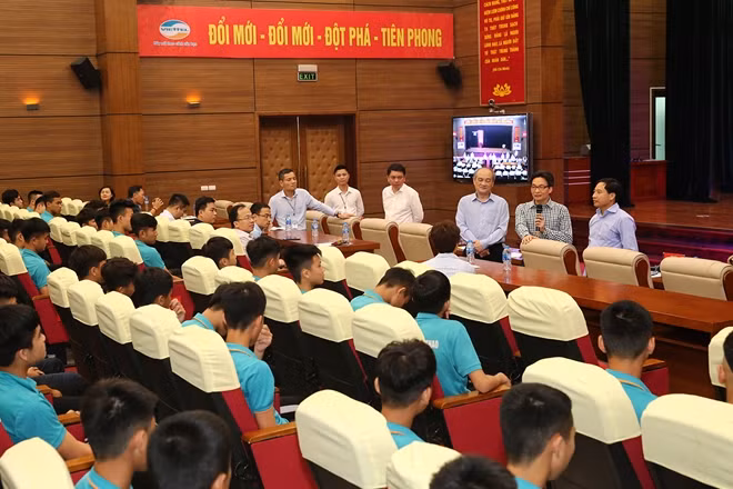 Phó Thủ tướng Vũ Đức Đam mong muốn phát triển thêm nhiều trung tâm đào tạo bóng đá trẻ chất lượng cao. Ảnh: VGP/Đình Nam