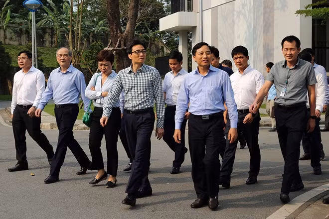 Phó Thủ tướng Vũ Đức Đam thăm cơ sơ vật chất của Trung tâm Thể thao Viettel. Ảnh: VGP/Đình Nam