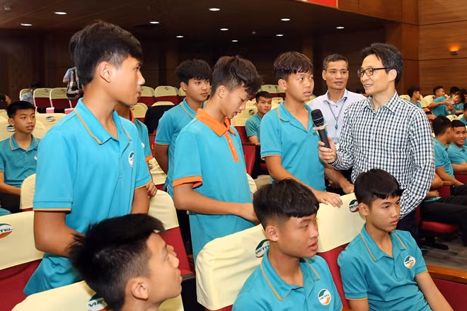 Phó Thủ tướng Vũ Đức Đam trò chuyện với các cầu thủ nhí của Trung tâm Thể thao Viettel. Ảnh: VGP/Đình Nam