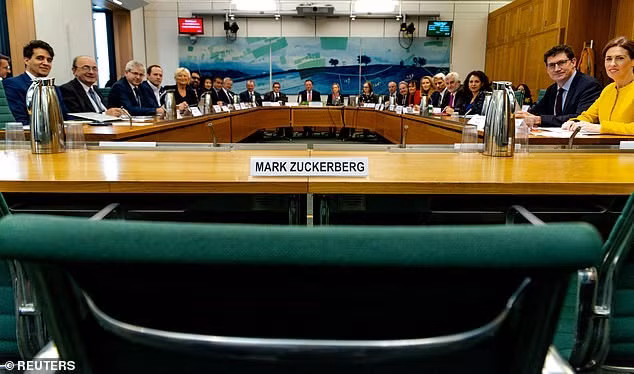 Chiếc ghế với biển tên phía trước dành cho ông Mark Zuckerberg bị bỏ trống.