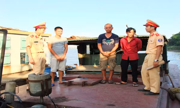 Cảnh sát Đường thủy Công an Thanh Hóa bắt giữ, xử lý các tổ chức, cá nhân vi phạm trong khai thác cát, sỏi trái phép.