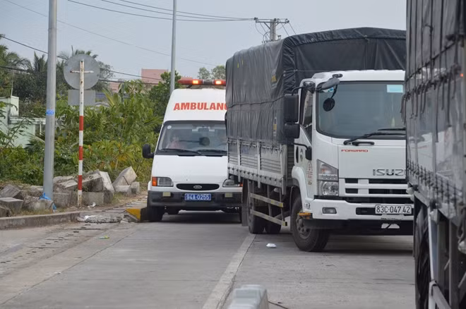 Một chiếc xe cứu thương bị kẹt tại trạm BOT Sóc Trăng.