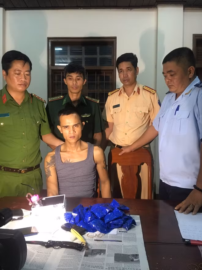 Các lực lượng Công an, Biên phòng, Hải quan Quảng Trị bắt quả tang đối tượng Lê Minh Tuấn, buôn bán, vận chuyển 5.800 viên ma túy tổng hợp vào ngày 19-8-2018 tại khu vực biên giới Hướng Hóa.
