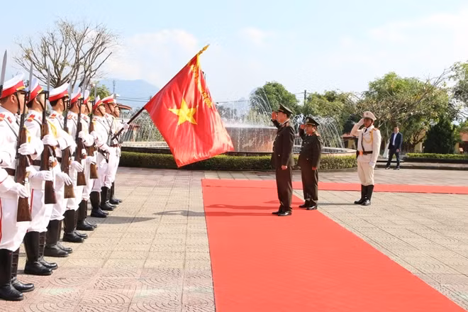 Bộ trưởng Tô Lâm duyệt đội danh dự Công an tỉnh Lai Châu .