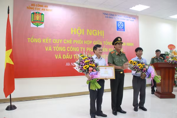 Thừa ủy quyền của lãnh đạo Bộ Công an, Trung tướng Trình Văn Thống trao Bằng khen của Bộ Công an cho lãnh đạo và cá nhân thuộc Tổng Công ty VIDIFI