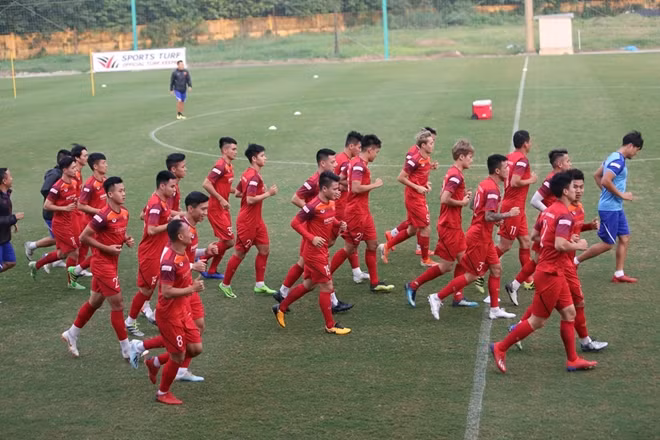 Vẫn như mọi khi trợ lý thể lực của đội tuyển ông Park Geun Yeong là người giúp các cầu thủ làm nóng trước khi vào những bài tập chính.