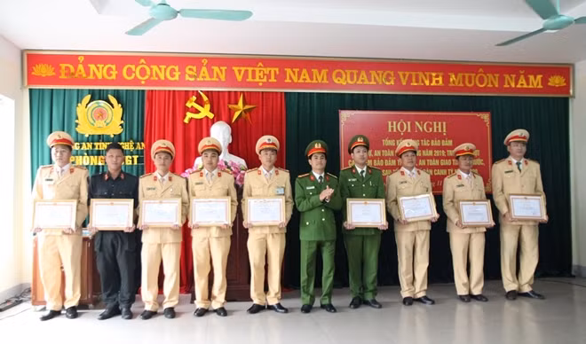 Lãnh đạo Công an tỉnh Nghệ An trao giấy khen các tập thể, cá nhân trong công tác đảm bảo TTATGT (ảnh: Đức Vũ).