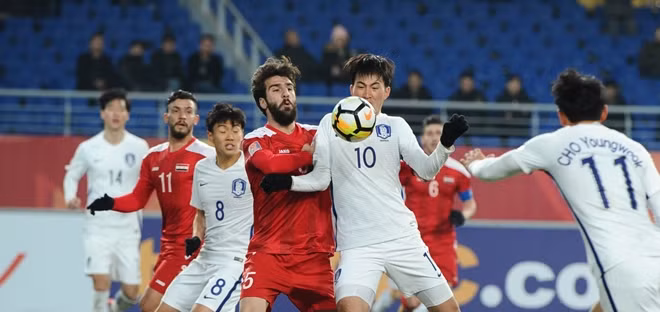Hàn Quốc(áo trắng) bất ngờ bị Syria cầm hòa. Ảnh: AFC.com