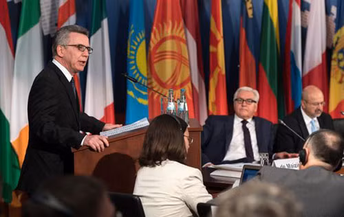Bộ trưởng Nội vụ Đức Thomas de Maiziere chia sẻ kinh nghiệm chống khủng bố tại Hội nghị chống khủng bố của OSCE được tổ chức tại Thủ đô Berlin. Ảnh: DPA.