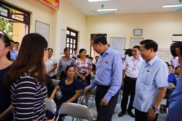 Bộ trưởng Tô Lâm với các cử tri tại buổi tiếp xúc.