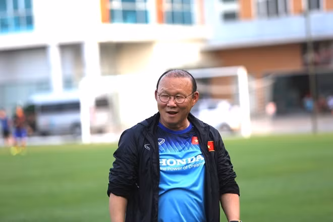 Sau khi cất "tài liệu mật" kia vào túi, ông Park quay lại nơi nhiều phóng viên đứng và tuyên bố giờ tác nghiệp đã kết thúc.
