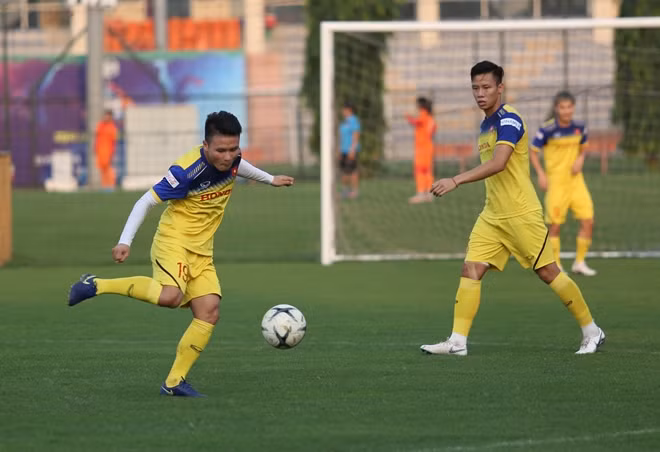 Tiền vệ của đội bóng Thủ đô vẫn cho thấy những phẩm chất kỹ thuật điêu luyện của mình trong khi luyện tập. Khó trách tại sao HLV Park Hang-seo luôn "năng nặc" đòi giữa Hải trong dách cuối cùng dù có nhiều ý kiến rằng cầu thủ này đang bị "quá tải" sau khi cùng CLB Hà Nội chiến đấu cùng lúc tại 3 mặt trận.