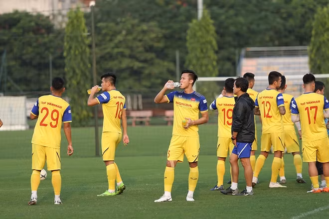 Sau phần khởi động các cầu thủ được cho nghỉ tại chỗ uống nước. Trời khá oi nóng vào chiều nay.