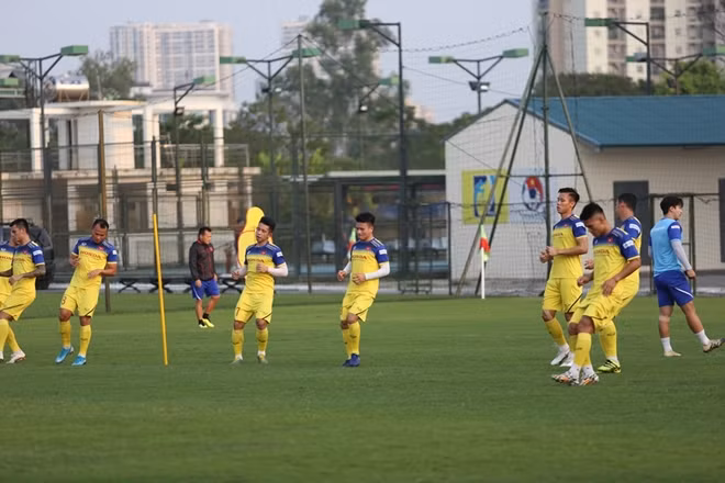 Sau phần khởi động có phần "nhẹ nhàng", chuyên gia người Hàn Quốc bắt đầu bài huấn luyện chạy ngắn...