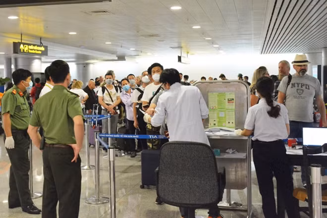 Công an cửa khẩu chủ động phối hợp với các lực lượng khác tại sân bay kiểm soát chặt việc xuất nhập cảnh...