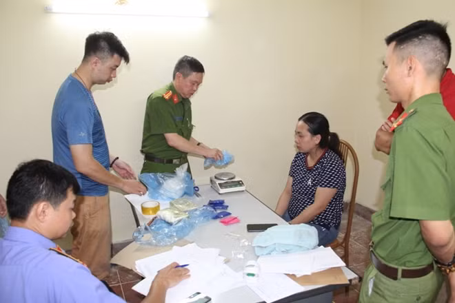 Các lực lượng chức năng tiến hành cân tịnh ma túy.