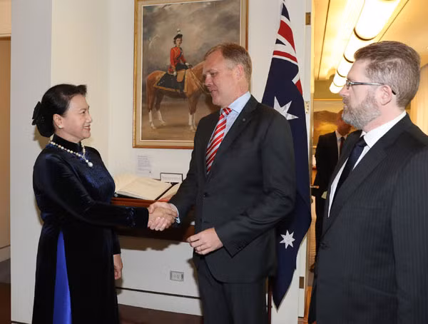 Chủ tịch Thượng viện Australia Scott Ryan (bên phải) và Chủ tịch Hạ viện Australia Tony Smith đón Chủ tịch Quốc hội Nguyễn Thị Kim Ngân. Ảnh: TTXVN