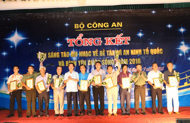 Đồng chí đại tá Lê Văn Sao, Giám đốc Công an Hà Tĩnh trao giấy chứng nhận cho các nhạc sĩ, tác giả tham gia Trại sáng tác âm nhạc CAND năm 2016