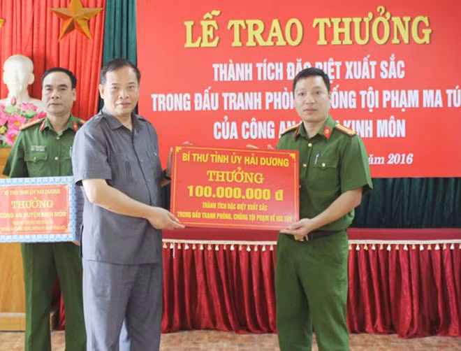 Đồng chí Bí thư Tỉnh ủy Nguyễn Mạnh Hiển trao thưởng cho Công an huyện Kinh Môn.