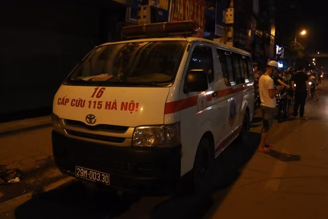 Cũng theo các nhân chứng có mặt, trong vụ việc này có ít nhất 2 người bị thương và đã được chuyển đi cấp cứu sau đó.