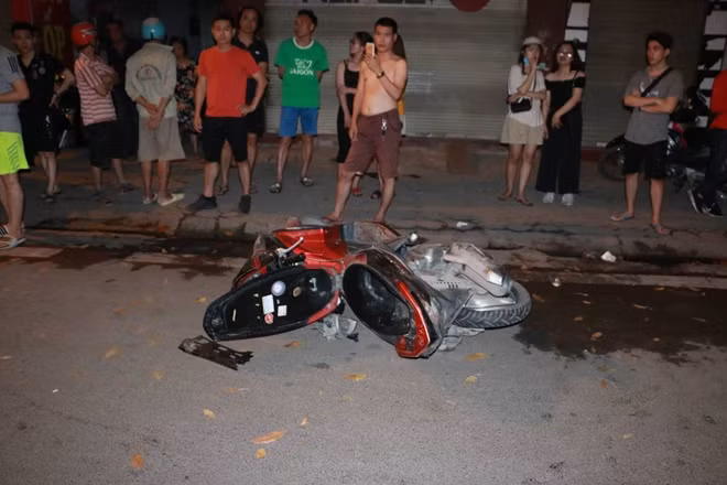 Ghi nhận tại hiện trường cho thấy một ô tô bốn chỗ và một xe máy bị hư hỏng nặng sau vụ việc.