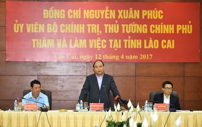 Thủ tướng Nguyễn Xuân Phúc, Phó Thủ tướng Vũ Đức Đam làm việc với lãnh đạo chủ chốt tỉnh Lào Cai. Ảnh: VGP/Quang Hiếu.