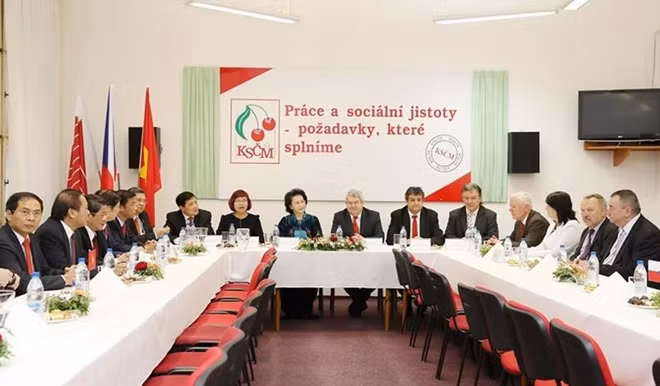 Chủ tịch Quốc hội Nguyễn Thị Kim Ngân gặp Chủ tịch Đảng Cộng sản Czech-Morava kiêm Phó Chủ tịch Hạ viện Cộng hòa Czech Vojtech Fillip. Ảnh: Quochoi.vn