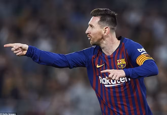 Chứng kiến tài năng của tiền đạo người Argentina, CĐV Real Betis đứng bật dậy vỗ tay và hô vang tên của Messi.