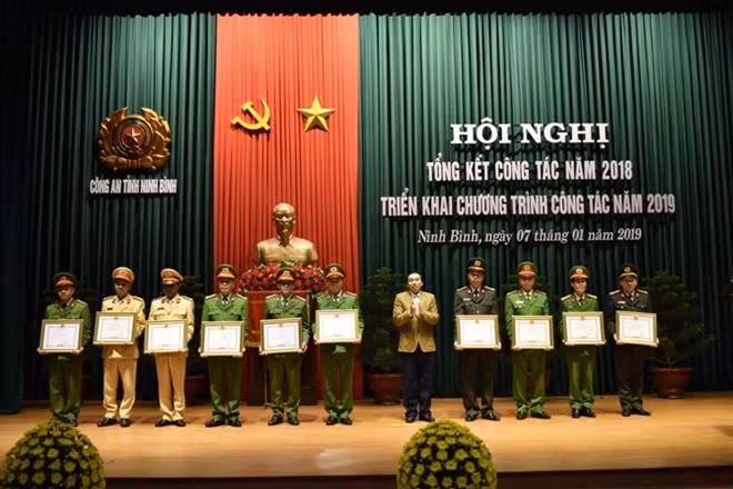 - Đồng chí Đinh Văn Điến, Chủ tịch UBND tỉnh tặng Bằng khen của UBND tỉnh cho 10 đơn vị có thành tích xuất sắc thuộc Công an tỉnh Ninh Bình