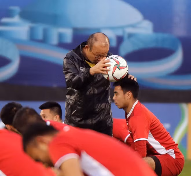 Tiền vệ Phạm Đức Huy được ông thầy người Hàn Quốc cho tập một bài tập khá lạ. Ảnh: VFF cung cấp.