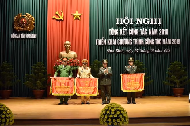 Thứ trưởng Bùi Văn Nam trao Cờ thi đua xuất sắc của Bộ Công an cho 3 đơn vị thuộc Công an tỉnh Ninh Bình