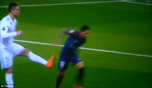 Hành vi không đẹp của Ronaldo xứng đáng nhận một án phạt. Ảnh: Twitter.