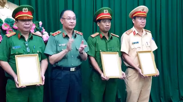 Lãnh đạo Công an TP HCM khen thưởng các đơn vị phòng, chống tội phạm về ma túy.