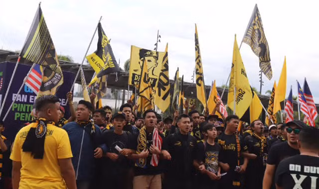 Lượng lớn CĐV Malaysia tập trung về Bukit Jalil trước trận đấu hứa hẹn một trận đấu không dễ dàng cho "Voi chiến- Thái Lan". Lượng lớn CĐV Malaysia tập trung về Bukit Jalil trước trận đấu hứa hẹn một trận đấu không dễ dàng cho "Voi chiến- Thái Lan".
