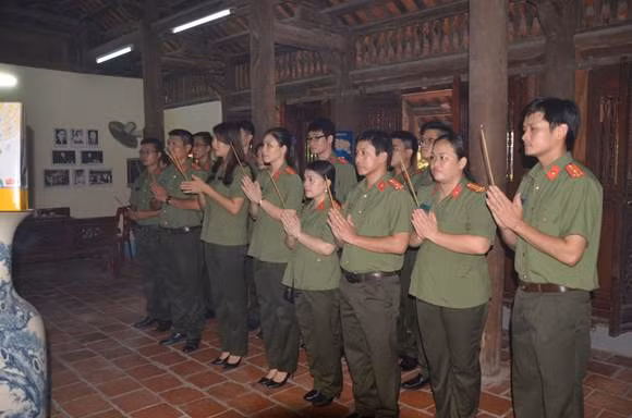Dâng hương tưởng nhớ anh hùng liệt sỹ Tô Hiệu ở khu nhà tưởng niệm, thôn Xuân Cầu, xã Nghĩa Trụ, huyện Văn Giang.