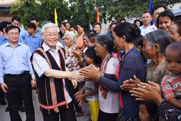 Tổng Bí thư Nguyễn Phú Trọng cùng đoàn công tác Trung ương thăm cán bộ và nhân dân làng Kon Rờ Bàng (TP.Kon Tum).