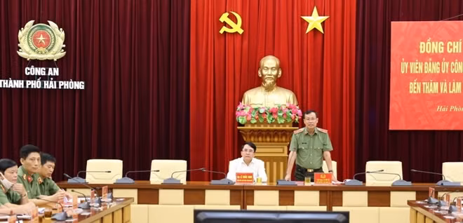 Thứ trưởng Lê Tấn Tới phát biểu tại buổi làm việc.