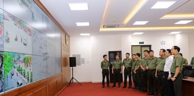 Thứ trưởng Bộ Công an cùng đoàn công tác tham quan Trung tâm chỉ huy Công an TP Hải Phòng .
