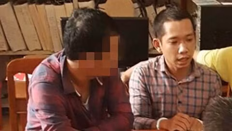 Một đối tượng (bên phải) sử dụng súng bắn đạn nhựa để cướp tài sản bị bắt giữ.