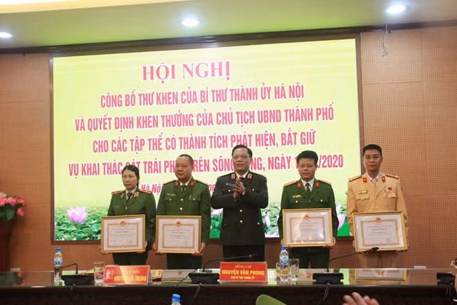 Thừa ủy quyền của Chủ tịch UBND thành phố Hà Nội, Thiếu tướng Nguyễn Hải Trung cũng trao Bằng khen của Chủ tịch UBND thành phố Hà Nội cho các tập thể.