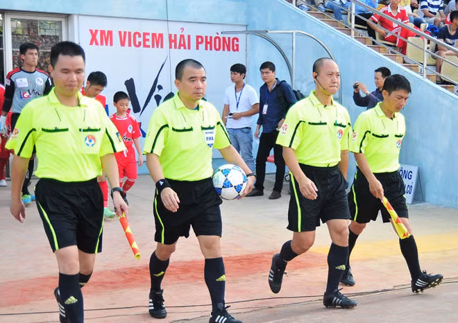 Vấn đề trọng tài sẽ nóng trên bàn hội nghị. Ảnh: H.M.