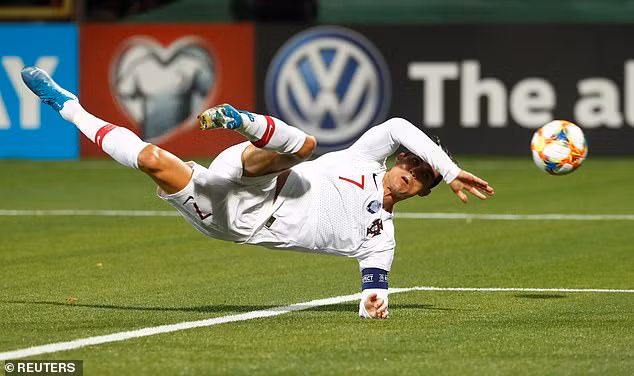 Dù đã ở tuổi 34, Ronaldo vẫn bắt cả thế giới phải ngả mũ thán phục.