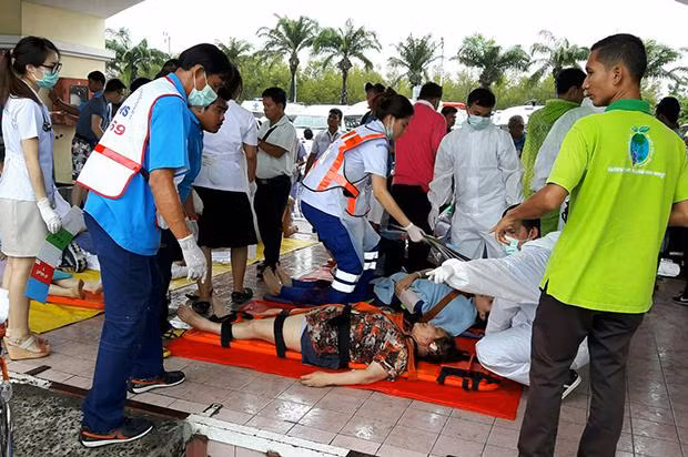 Các nạn nhân bị thương đang được chuyển đến bệnh viện.