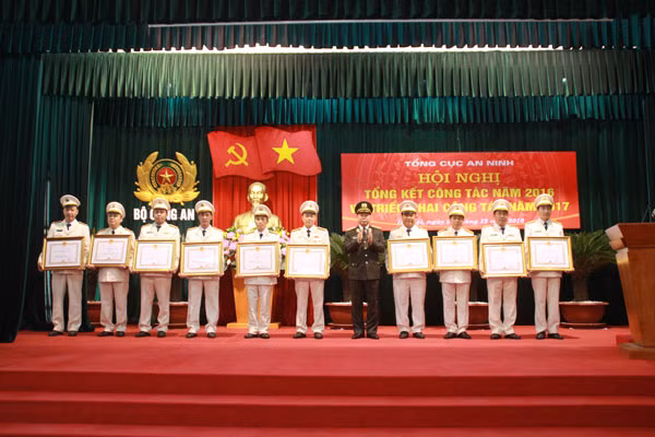 Thừa ủy quyền của Chủ tịch nước, Thứ trưởng Bùi Văn Nam tặng Huân chương Chiến công hạng Nhất, hạng Nhì cho các tập thể và cá nhân