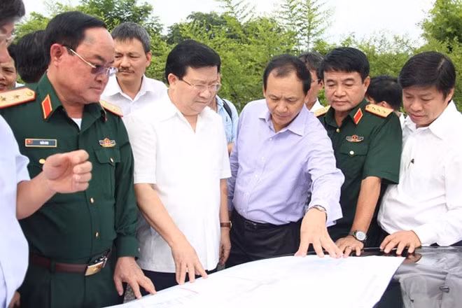 Phó Thủ tướng Trịnh Đình Dũng và đoàn công tác thị sát hiện trạng khu vực sân bay.