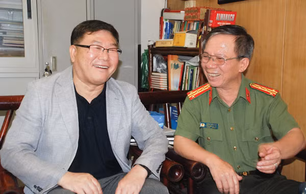 Đại tá Đặng Văn Lân, Phó Tổng biên tập Báo CAND gặp lại GS. Yang - Soo Bae ở Hà Nội.