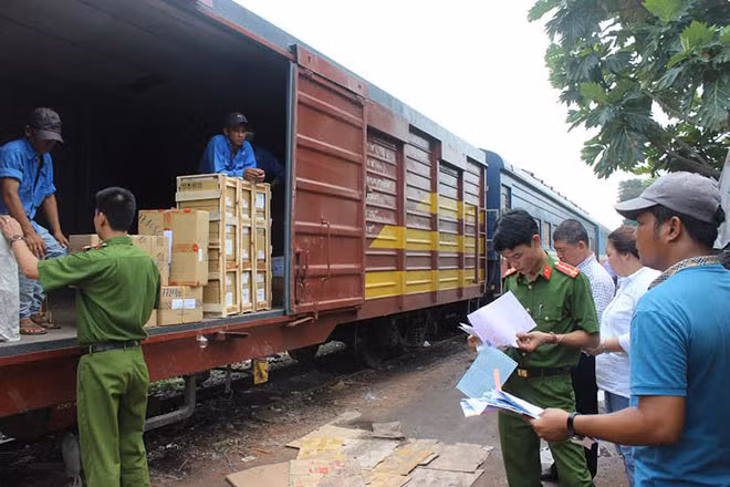 Hàng lậu bị lực lượng chức năng thu giữ.